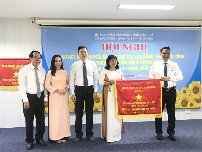 Tiến sĩ Trần Thị Xuân Mai- Giám đốc Sở LĐTBXH thành phố Cần Thơ nhận cờ Đơn vị xuất sắc trong phong trào thi đua của Chính phủ.