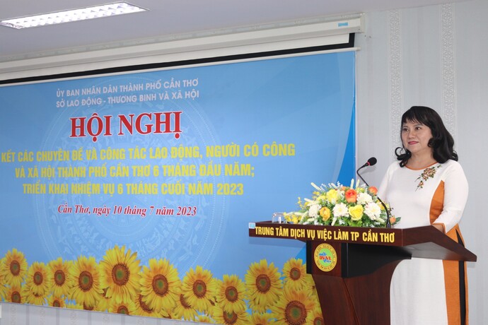 Tiến sĩ Trần Thị Xuân Mai- Ủy viên UBND, Giám đốc Sở LĐTBXH thành phố Cần Thơ phát biểu tiếp thu ý kiến chỉ đạo và góp ý tại hội nghị.