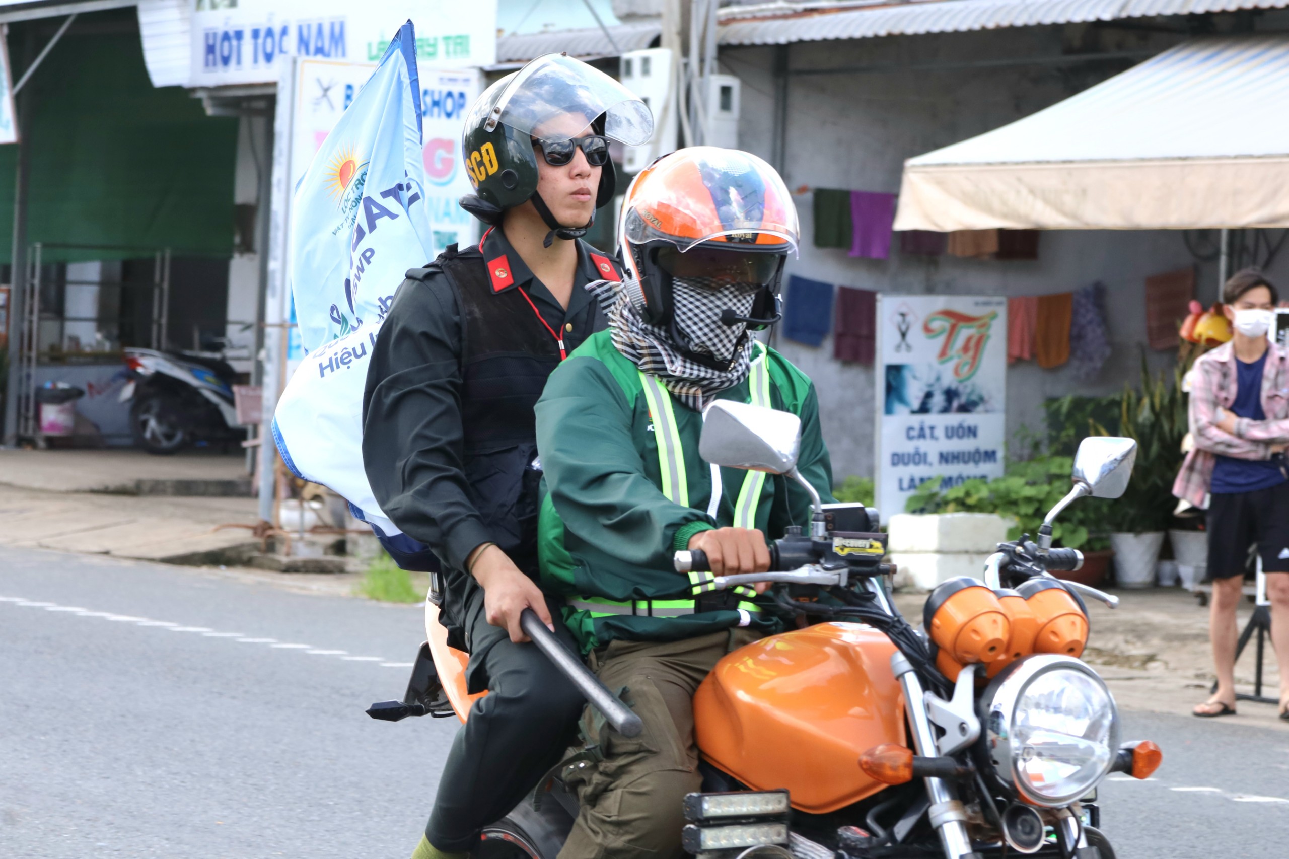 Lực lượng mô tô chở cảnh sát cơ động làm nhiệm vụ đảm bảo ANTT ATGT cho đoàn đua.