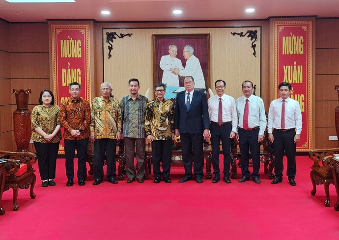 Đoàn Đại sứ quán Cộng hòa Indonesia chụp ảnh lưu niệm với lãnh đạo UBND và các sở, ngành tỉnh An Giang.