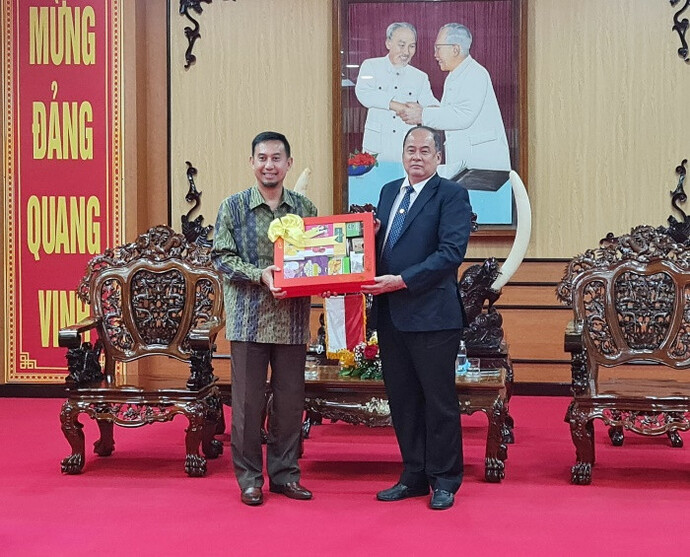 Chủ tịch UBND tỉnh An Giang Nguyễn Thanh Bình (phải) tặng quà lưu niệm cho Tổng lãnh sự Cộng hòa Indonesia tại TP. Hồ Chí Minh Agustaviano Sofjan.