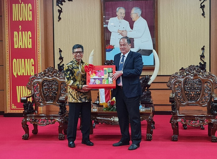 Chủ tịch UBND tỉnh An Giang Nguyễn Thanh Bình (phải) tặng quà lưu niệm cho Đại sứ Cộng hòa Indonesia tại Việt Nam Denny Abdi.