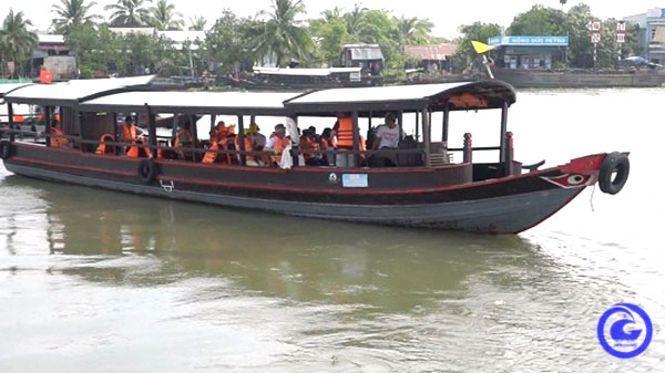Du lịch sông nước tại huyện Cái Bè.