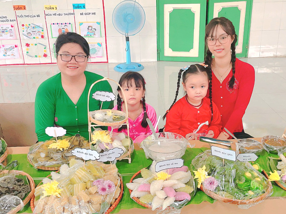 Cô giáo và các em học sinh cùng nhau trải nghiệm bánh dân gian tại Chợ nổi Cái Răng.