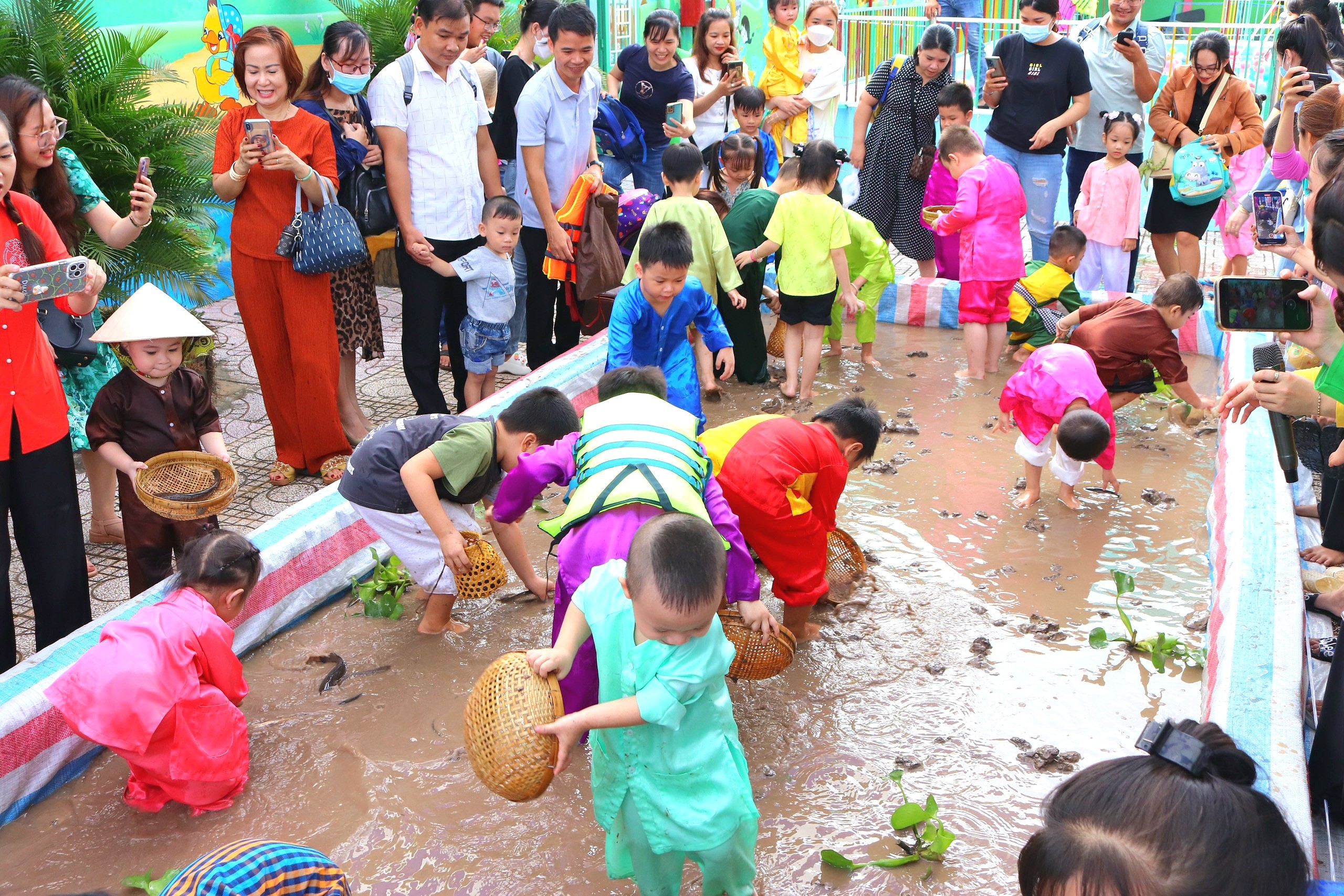 Cùng nhau chơi các trò chơi dân gian miền sông nước.