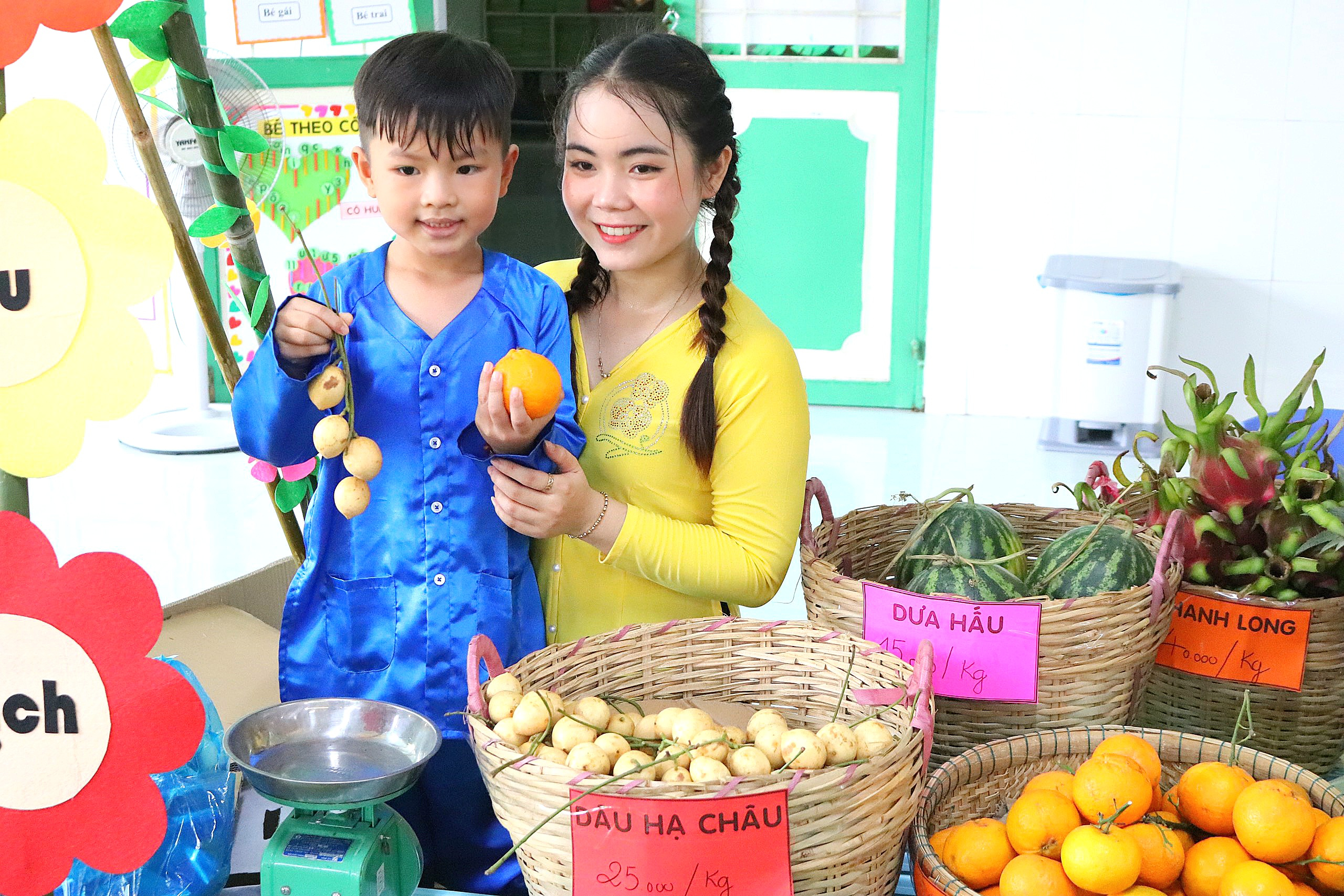 Cô giáo và các em học sinh cùng nhau trải nghiệm cảnh mua bán trái cây tại Chợ nổi Cái Răng.
