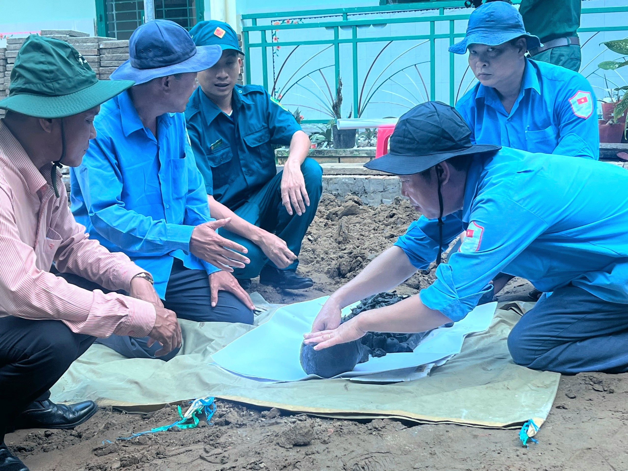 Tại đây, lực lượng tìm kiếm đã phát hiện 14 bộ hài cốt liệt sĩ, một số di vật như cúc áo, dây dù, tăng võng, đầu đạn, dây thắt lưng bộ đội, xương vụn, răng…ở độ sâu cách mặt đất từ 1,7 đến 2m.