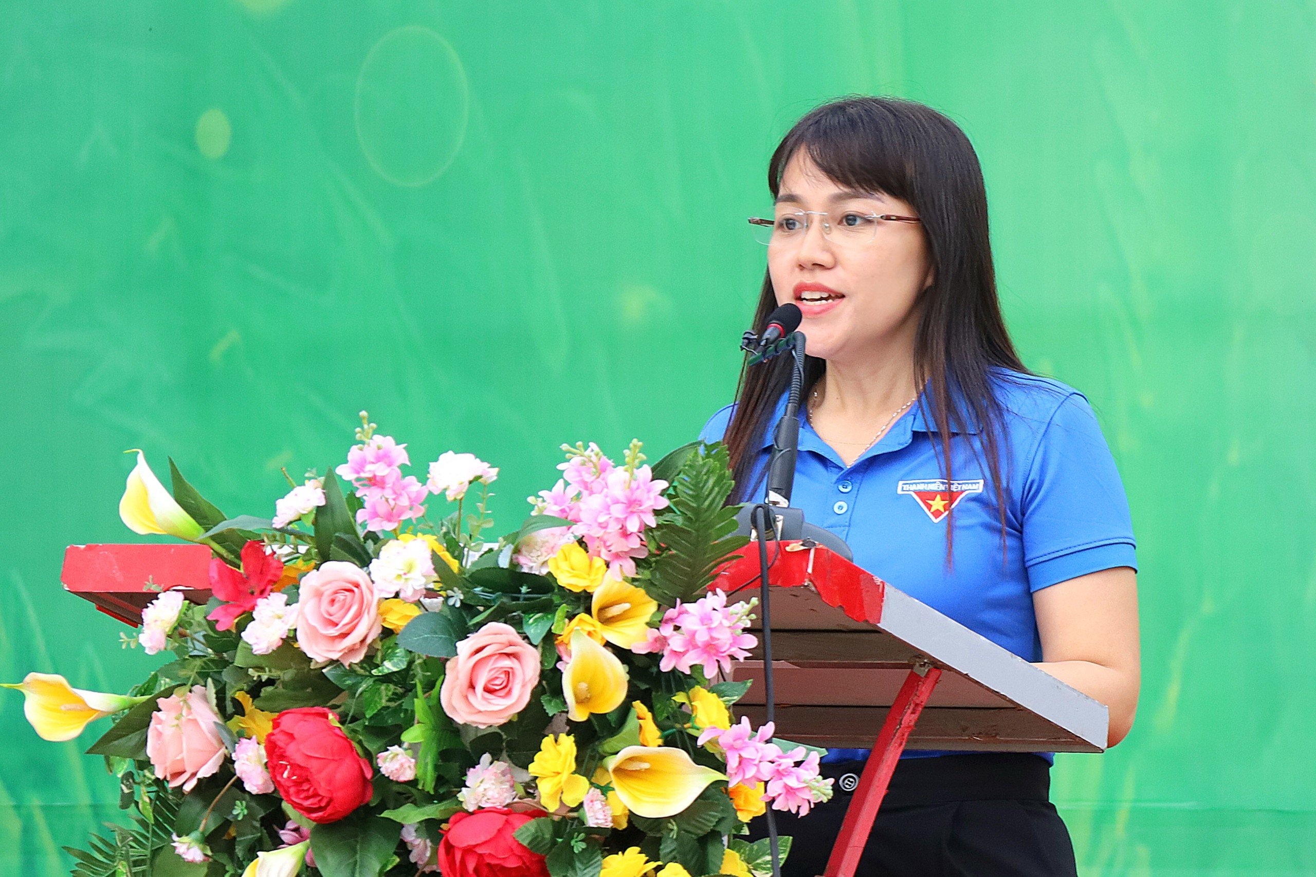 Chị Võ Thị Thúy Băng - Phó Bí thư Đoàn TNCS Hồ Chí Minh TP. Vị Thanh phát biểu tham gia hưởng ứng.