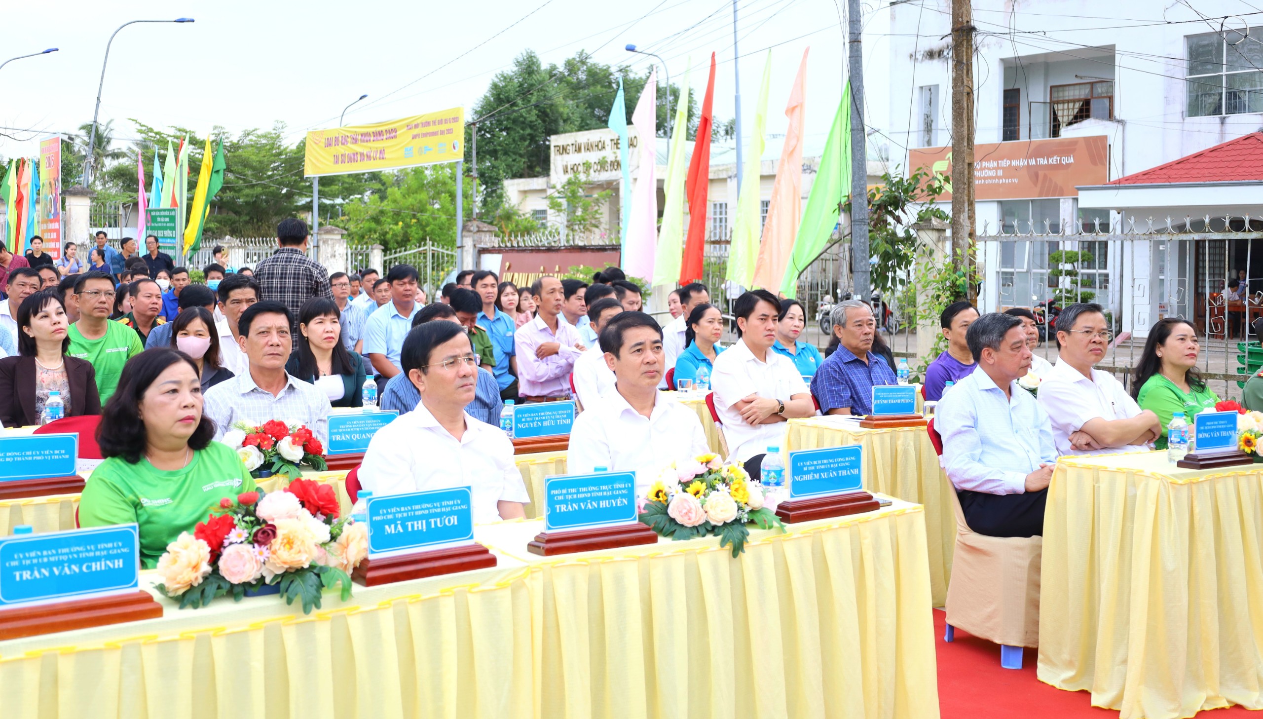 Lãnh đạo Tỉnh ủy, UBND tỉnh, sở ban ngành và TP. Vị Thanh tham dự lễ phát động trồng cây.