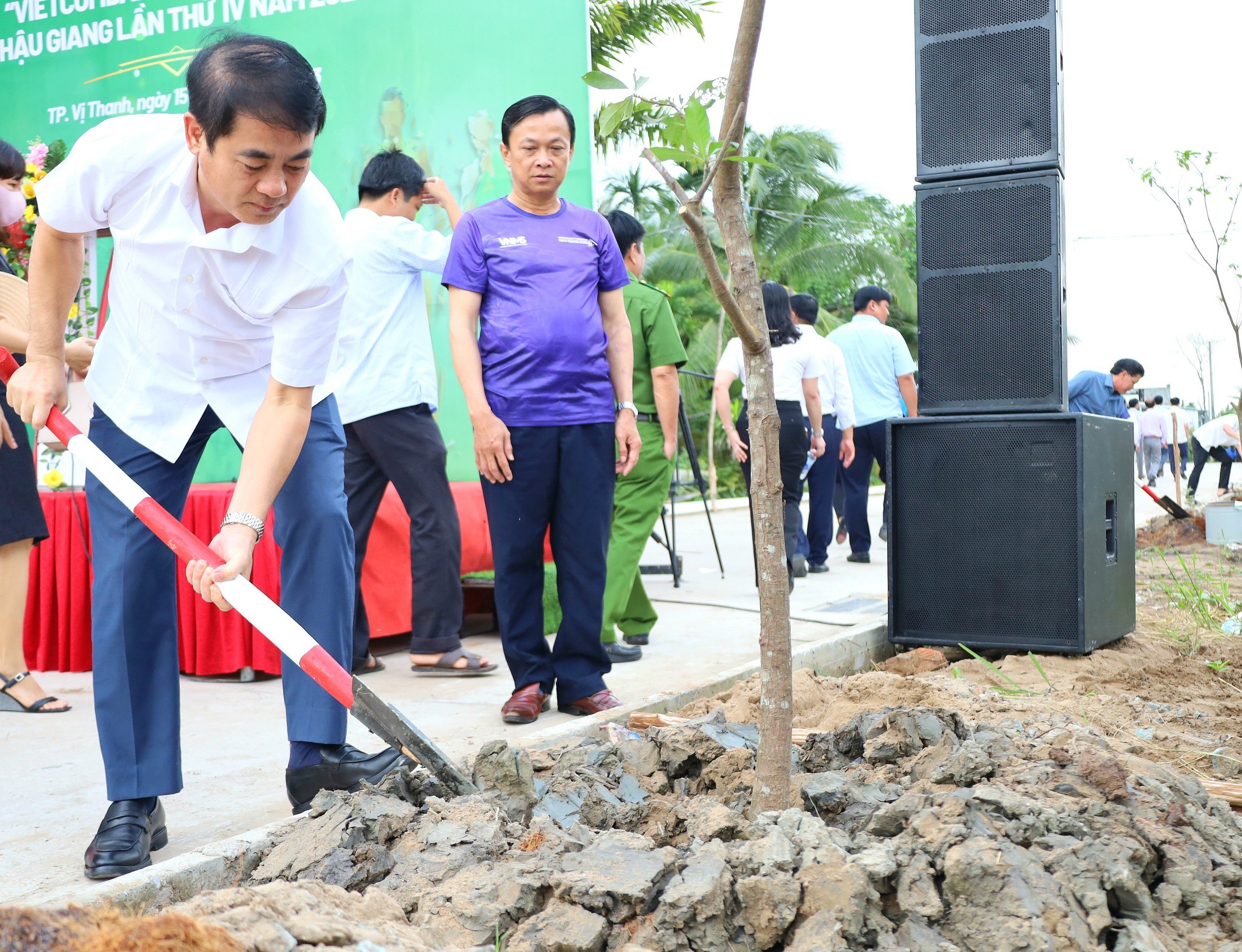 Ông Nghiêm Xuân Thành - Ủy viên BCH Trung ương Đảng, Bí thư Tỉnh ủy Hậu Giang tham gia trồng cây tại lễ phát động.