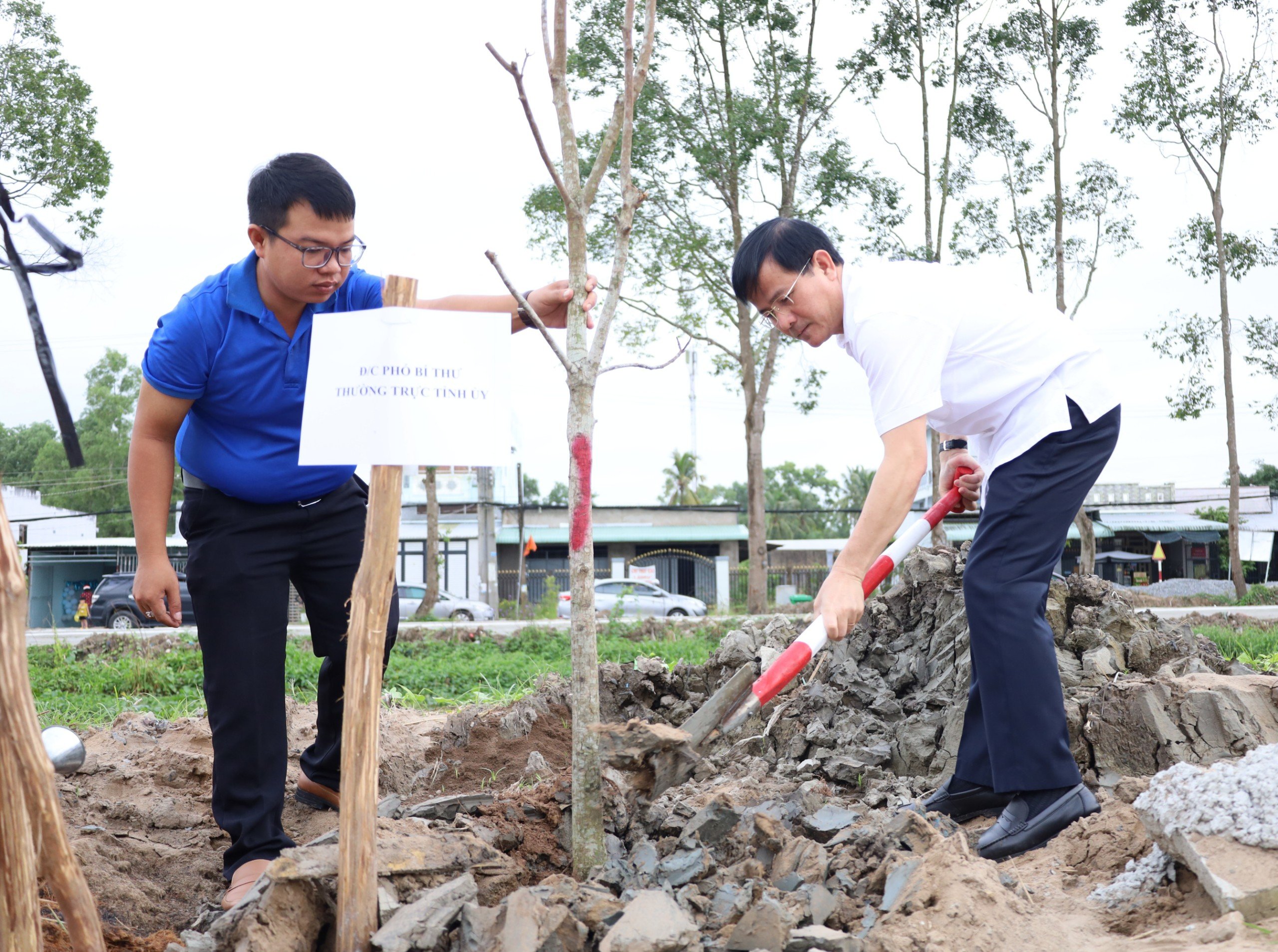 Ông Trần Văn Huyến - Phó Bí thư Thường trực Tỉnh ủy, Chủ tịch HĐND tỉnh Hậu Giang tham gia trồng cây tại lễ phát động.