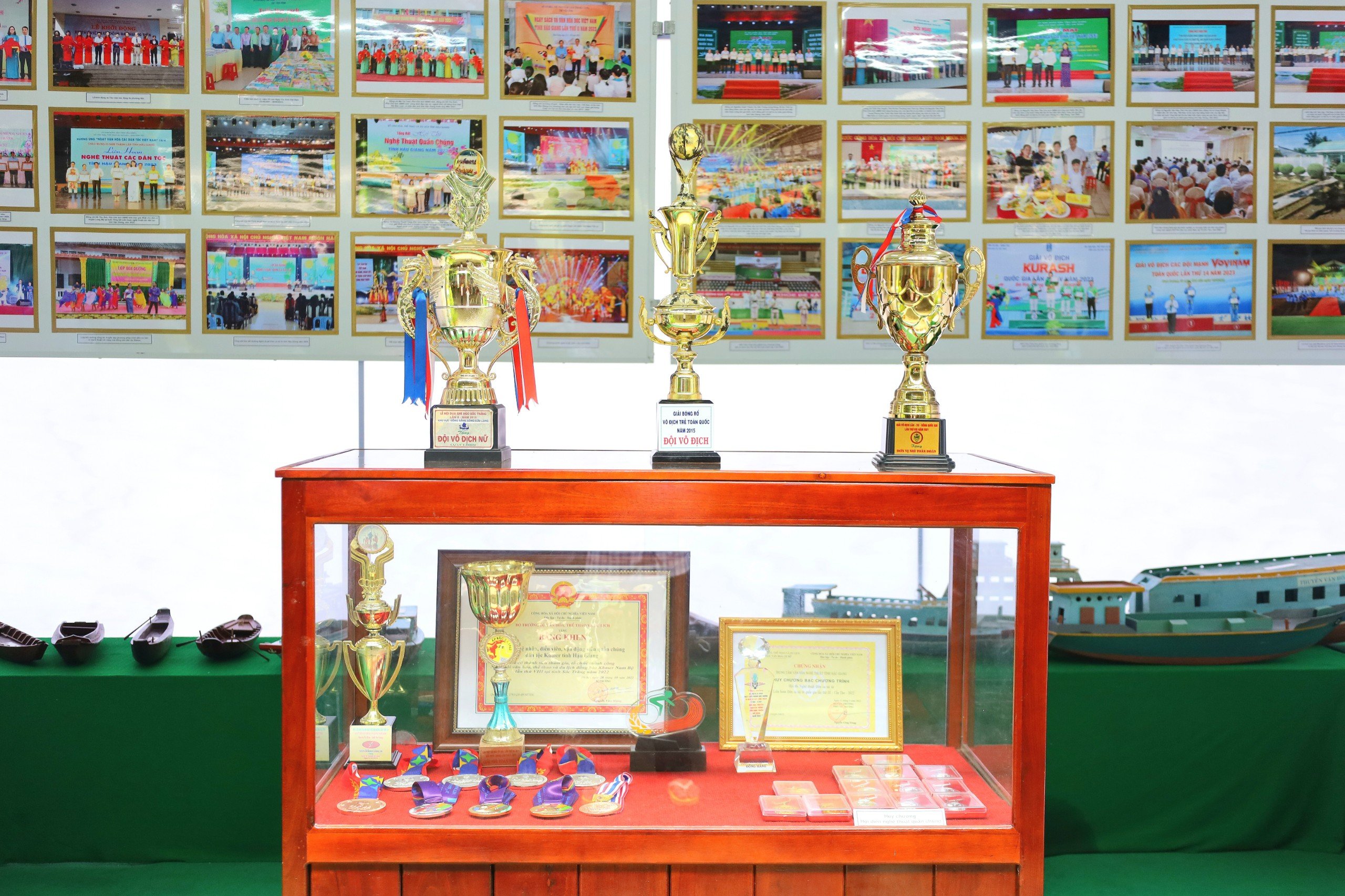 Gian trưng bày hiện vật và triển lãm ảnh của Bảo tàng tỉnh Hậu Giang tại khu vực diễn ra sự kiện.