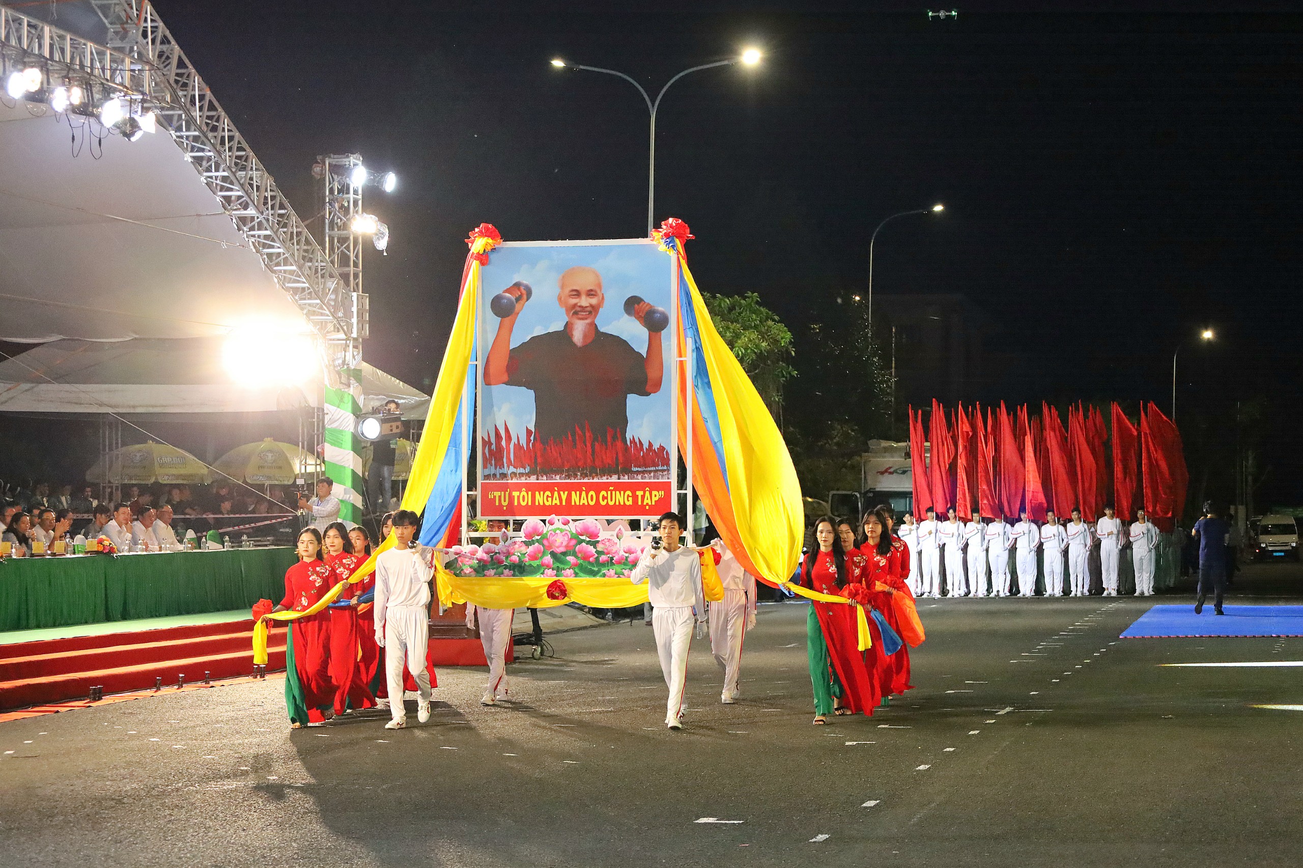 Khối rước kiệu ảnh Bác tại lễ khai mạc Đại hội Thể thao đồng bằng sông Cửu Long lần thứ IX và Giải Marathon quốc tế “Vietcombank Mekong Delta” Hậu Giang lần thứ IV năm 2023.