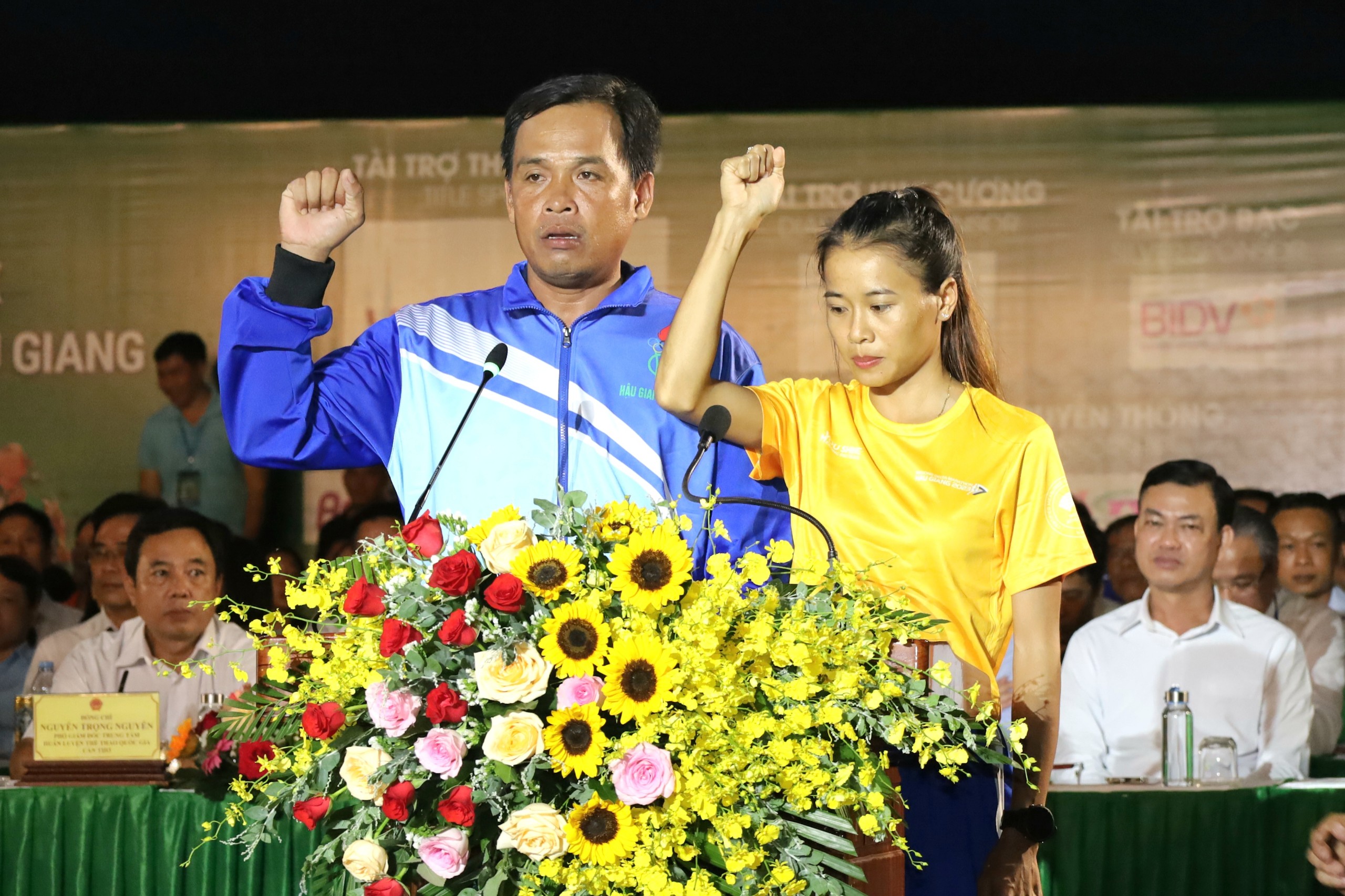 Đại diện vận động viên tham dự Đại hội Thể thao đồng bằng sông Cửu Long lần thứ IX và Giải Marathon quốc tế “Vietcombank Mekong Delta” Hậu Giang phát biểu hạ quyết tâm.
