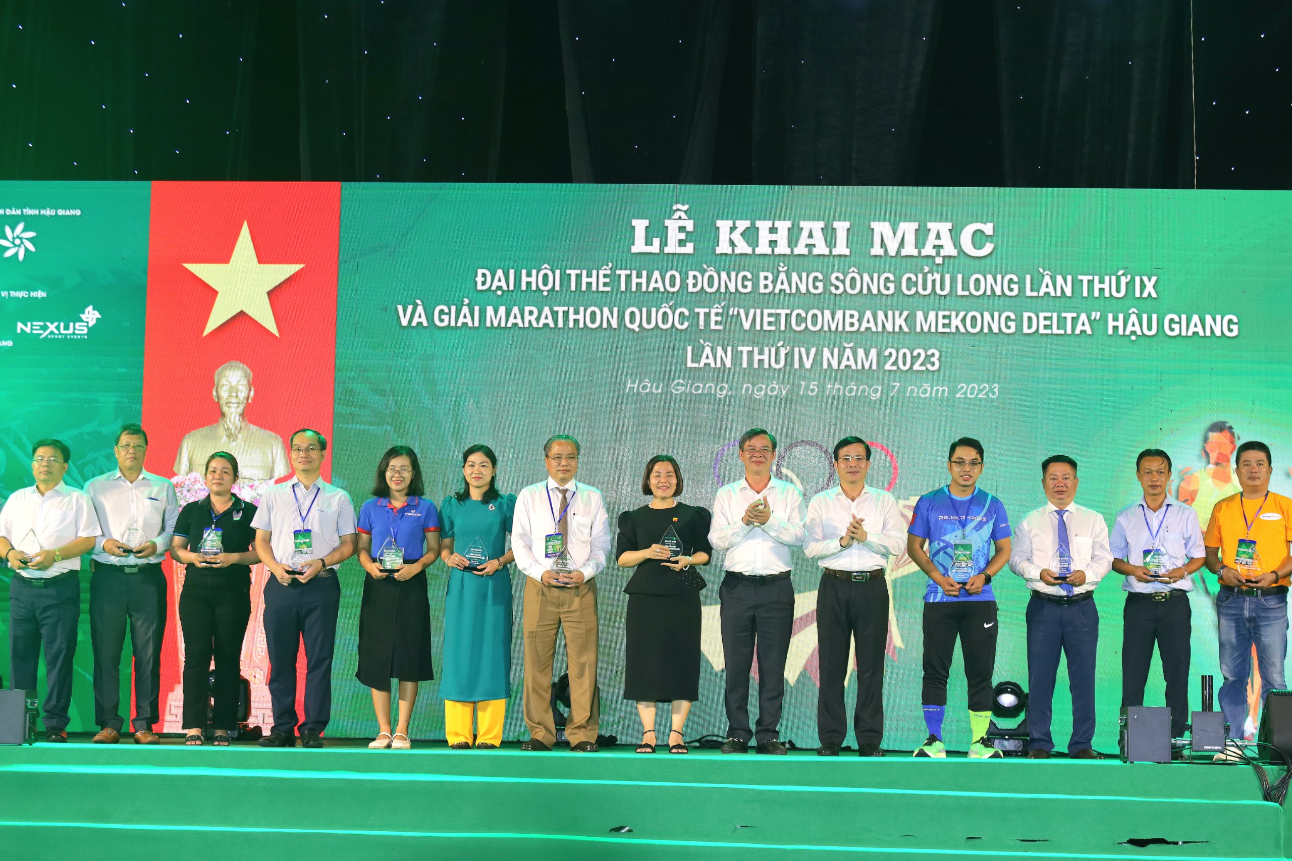 Ông Trần Văn Huyến - Phó Bí thư Thường trực Tỉnh ủy, Chủ tịch HĐND tỉnh Hậu Giang tặng kỷ niệm chương cho các đơn vị tài trợ.