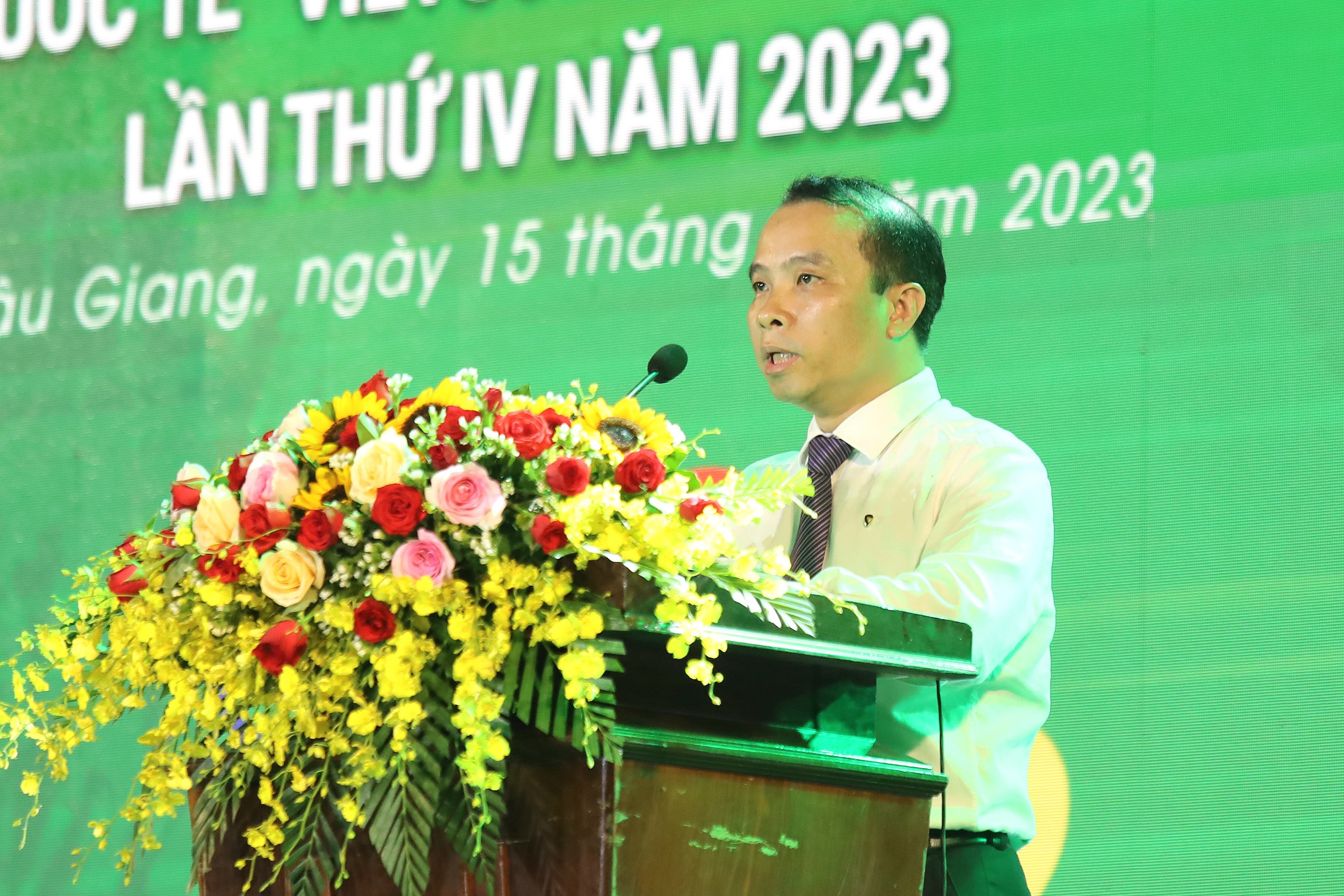 Ông Đỗ Việt Hùng - Thành viên Hội đồng quản trị Ngân hàng Vietcombank, nhà tài trợ thương hiệu cho Giải Marathon phát biểu tại lễ khai mạc.