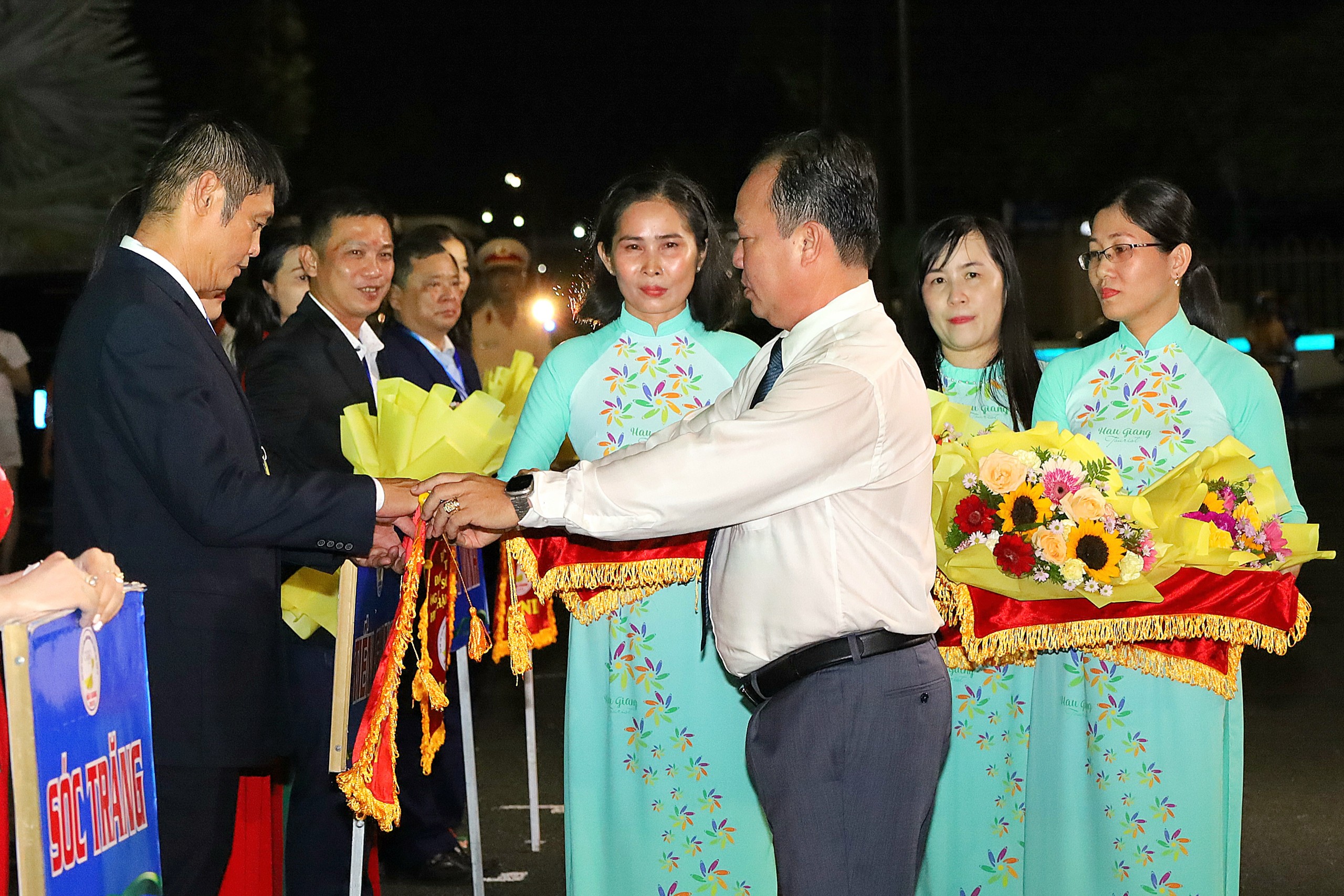 Ông Nguyễn Văn Hòa - Phó Chủ tịch UBND tỉnh Hậu Giang, Trưởng ban Tổ chức Đại hội Thể thao ĐBSCL và Giải Marathon quốc tế tặng hoa cho các đoàn tham gia.