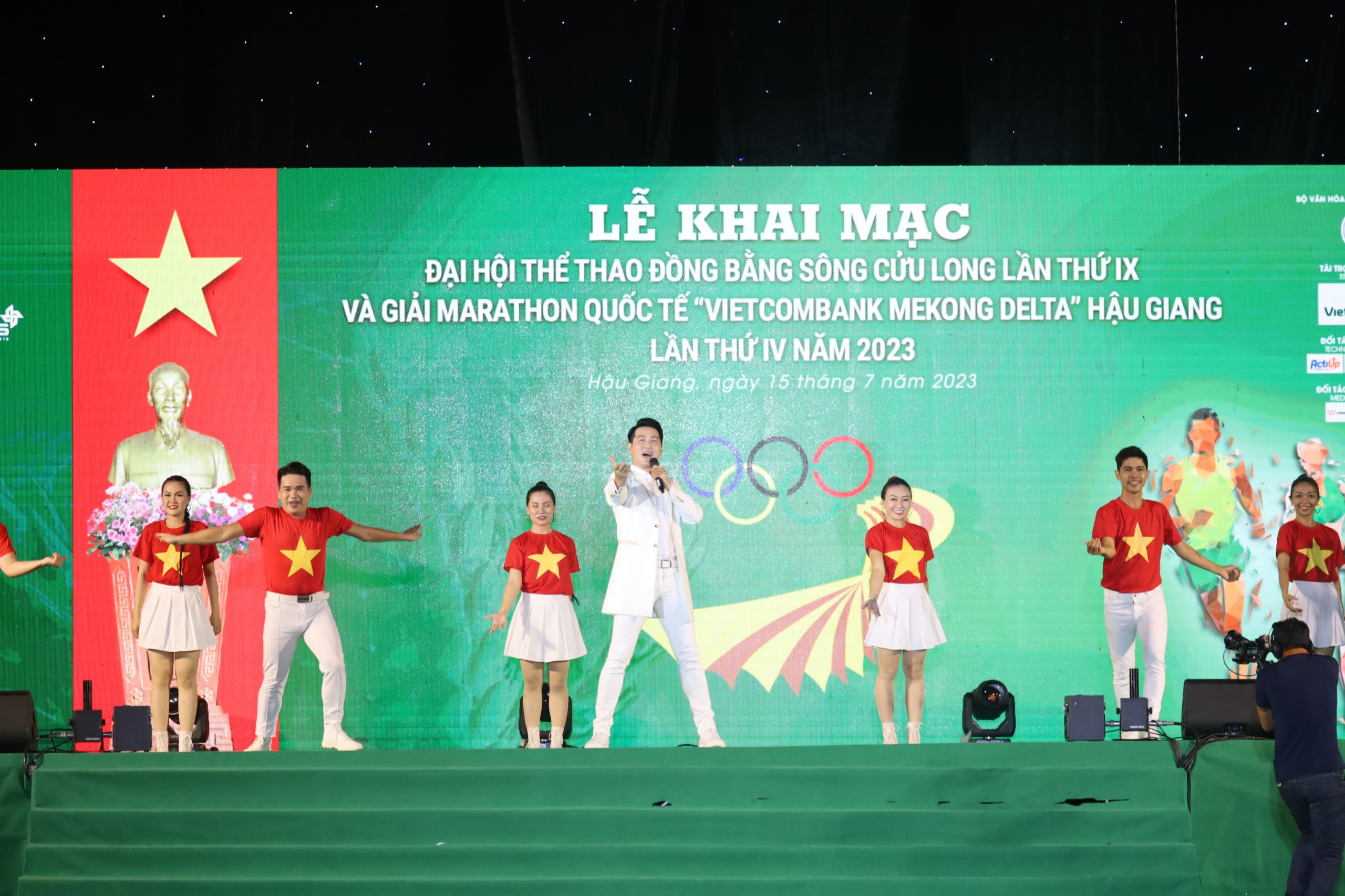 Ca sĩ Nguyễn Phi Hùng trình diễn tại lễ khai mạc.