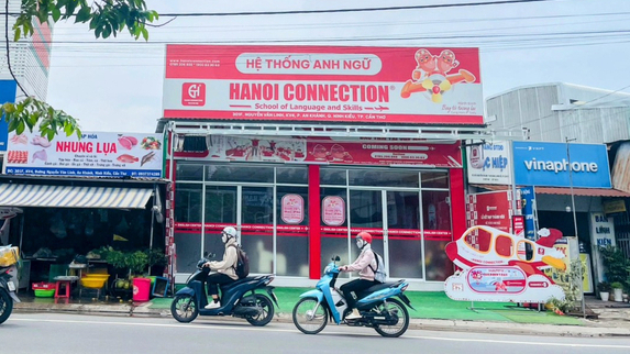 Lớp học khoang máy bay có địa chỉ tại số 301 đường Nguyễn Văn Linh, KV4, P. An Khánh, Q. Ninh Kiều, TP. Cần Thơ. Nơi đây có không gian rộng rãi và chỗ đỗ xe thuận lợi.