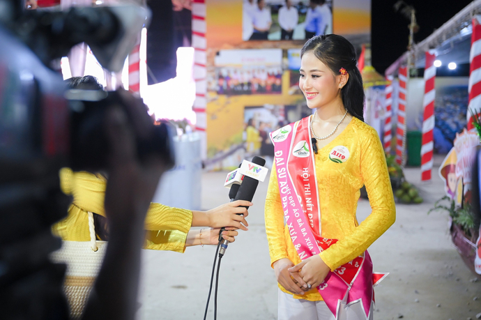 Võ Thị Tuyết Mai trả lời phỏng vấn của Báo chí.