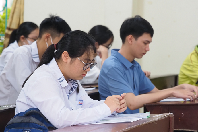 Thí sinh làm thủ tục dự thi tốt nghiệp THPT tại Bắc Ninh.