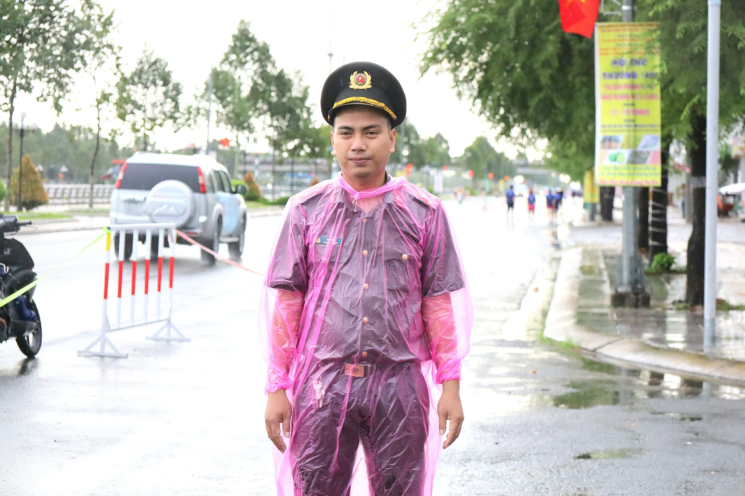 Lực lượng công an cũng đội mưa tham gia bảo đảm ANTT ATGT cho các vận động viên tham dự giải.