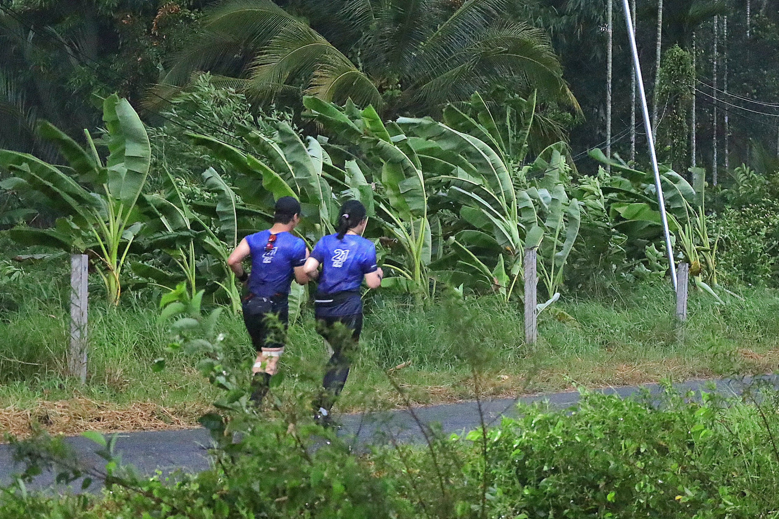 Vận động viên chạy qua đoạn đường có mưa giông rất mạnh.