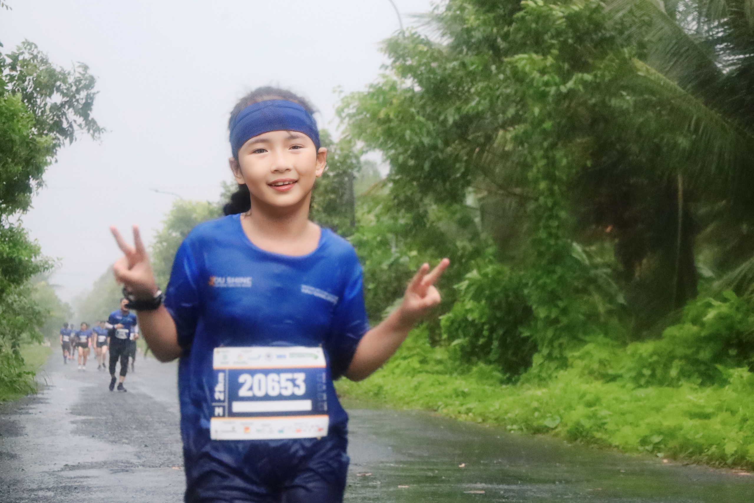 Em Nguyễn Thy Ca - 8 tuổi tham gia đường chạy 21km, đã tham gia 35 giải chạy trên toàn quốc nên thời tiết không là trở ngại khó đối với em.