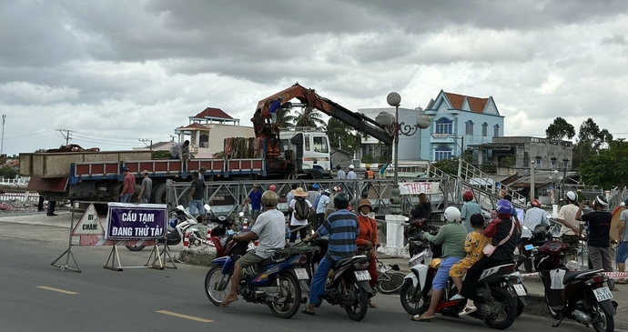 Xe cẩu được điều đến để khắc phục sự cố (Ảnh: Hoàng Lam).