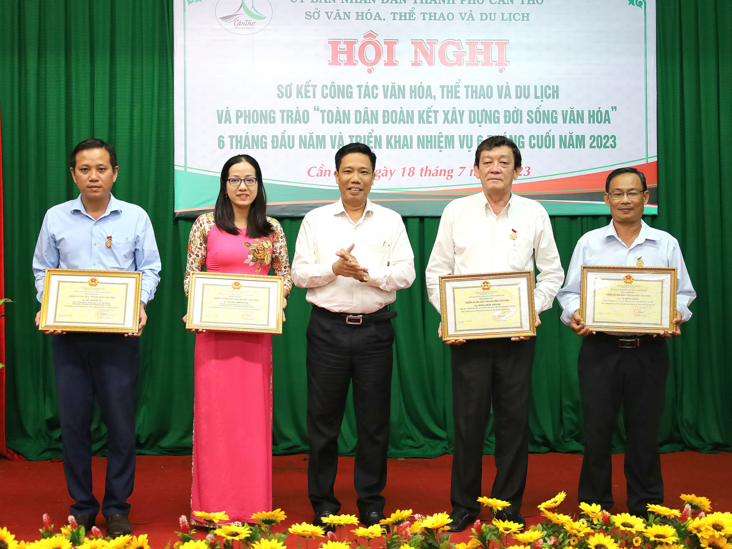 Ông Nguyễn Thực Hiện - Phó Chủ tịch UBND TP. Cần Thơ trao danh hiệu Chiến sĩ thi đua cấp thành phố cho 4 cá nhân.