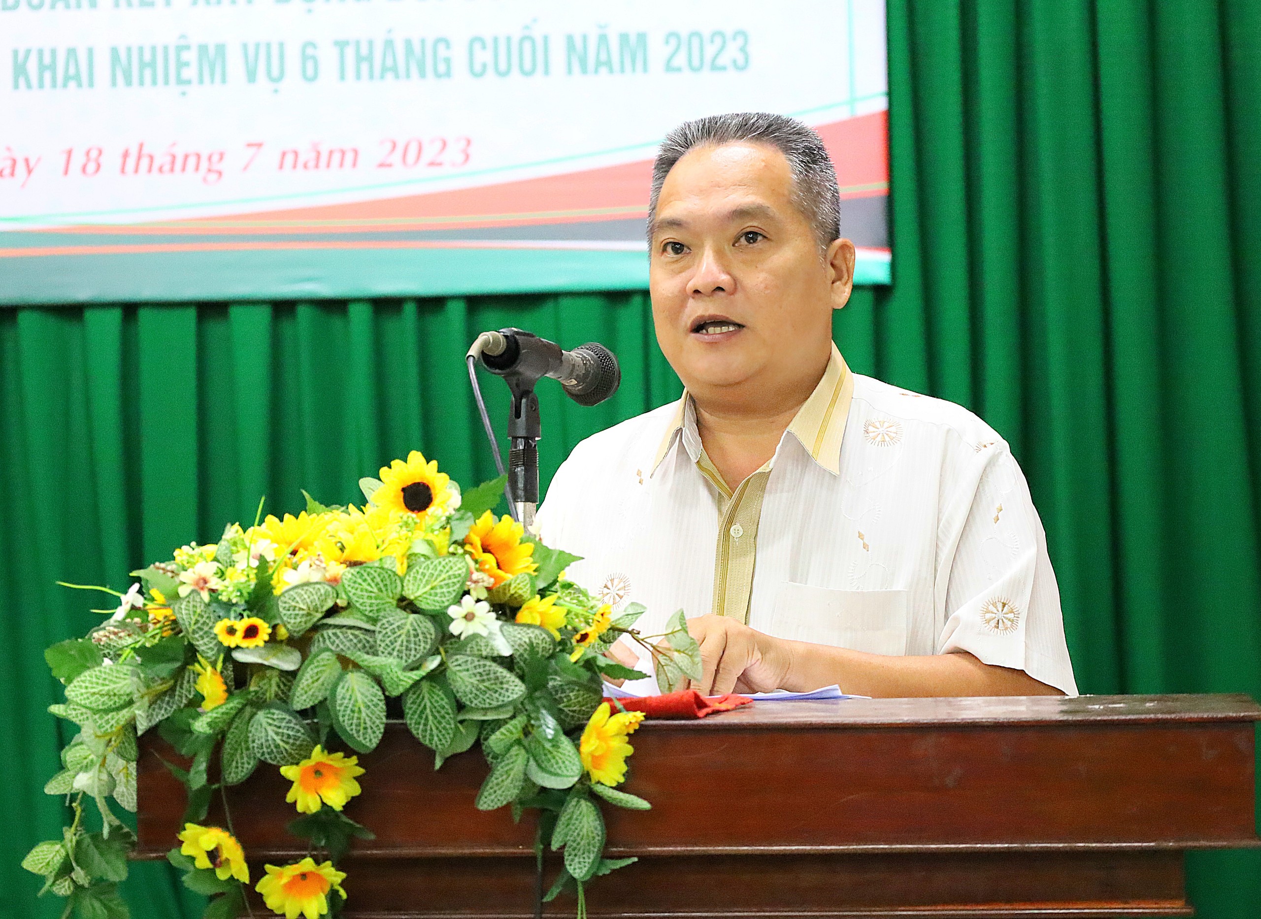 Ông Trần Văn Tốt - Phó phòng Văn hóa - Thông tin quận Ninh Kiều phát biểu tham luận tại hội nghị.