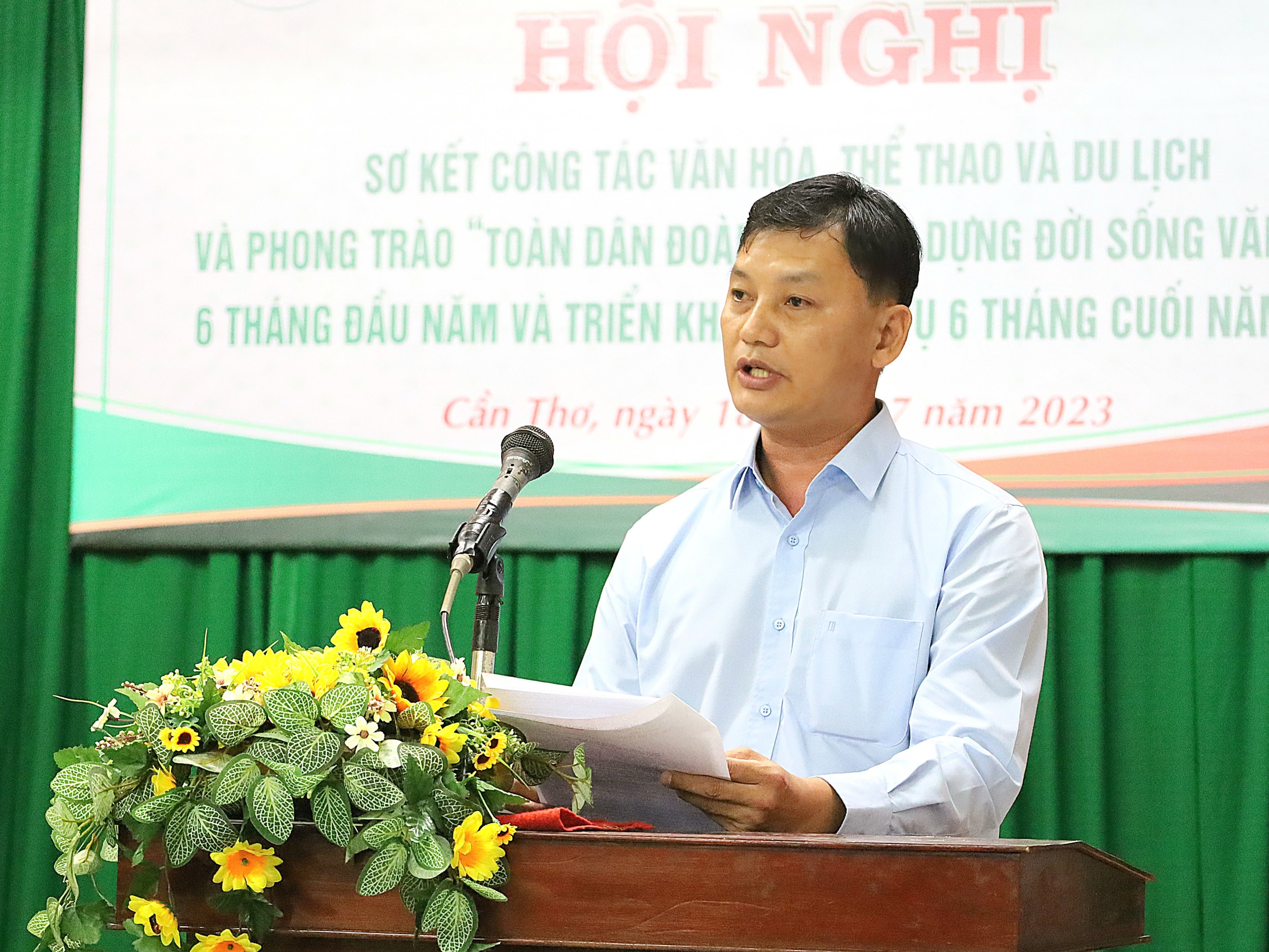 Ông Nguyễn Anh Tuấn - Phó Giám đốc Trung tâm TDTT TP. Cần Thơ phát biểu tham luận tại hội nghị.