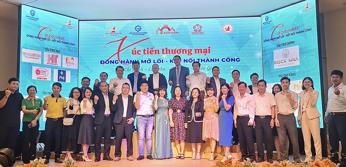 Các đại biểu chụp hình lưu niệm tại chương trình.