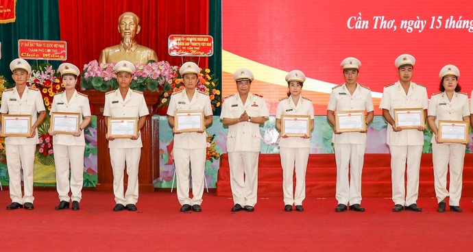 Thiếu tướng Nguyễn Văn Thuận, Giám đốc Công an TP Cần Thơ khen thưởng tập thể, cá nhân lực lượng CSND đạt nhiều thành tích trong công tác.