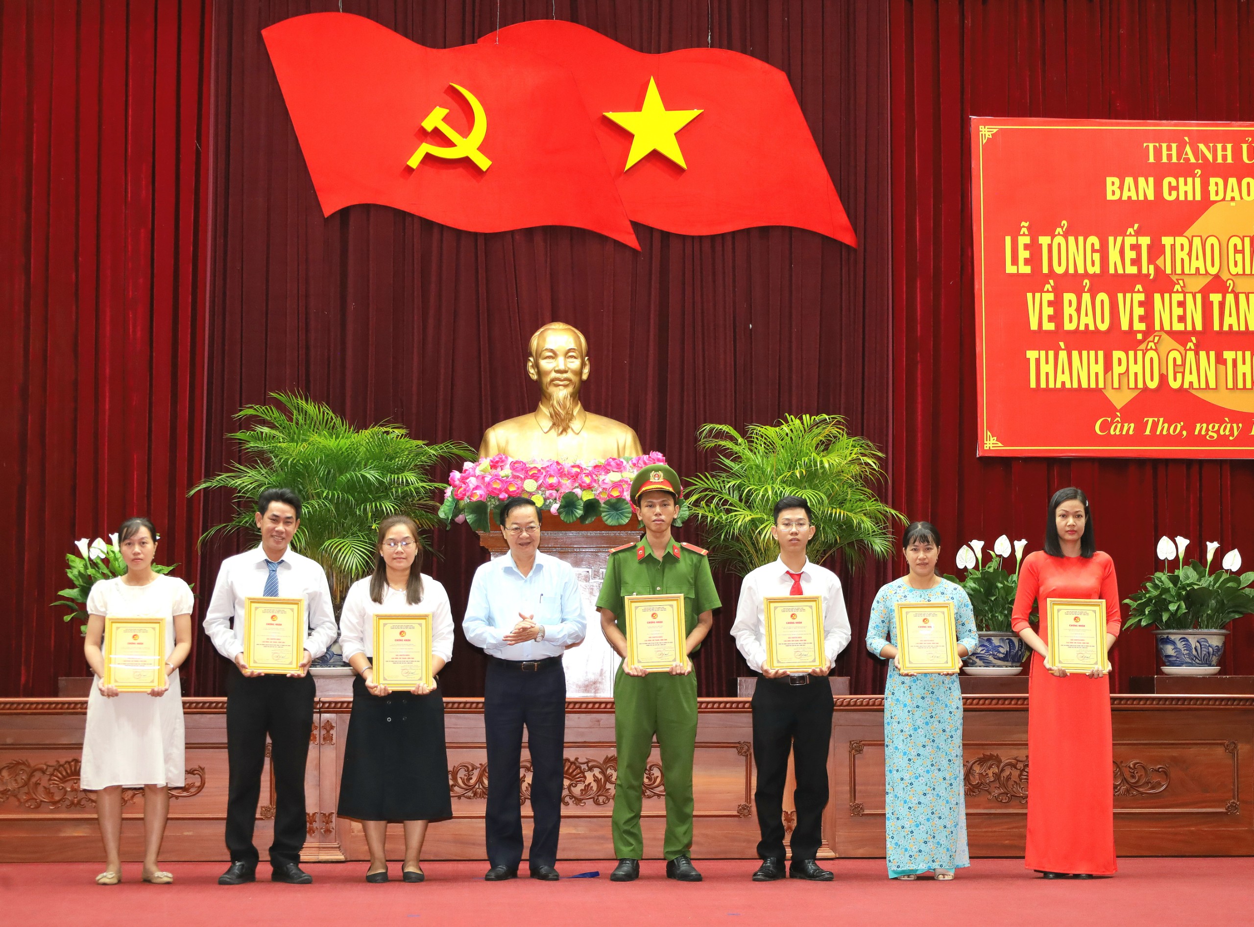Ông Lê Tấn Thủ - UV BTV Thành ủy, Trưởng ban Tổ chức Thành ủy Cần Thơ trao giải cho các tác giả đạt giải khuyến khích tại cuộc thi.