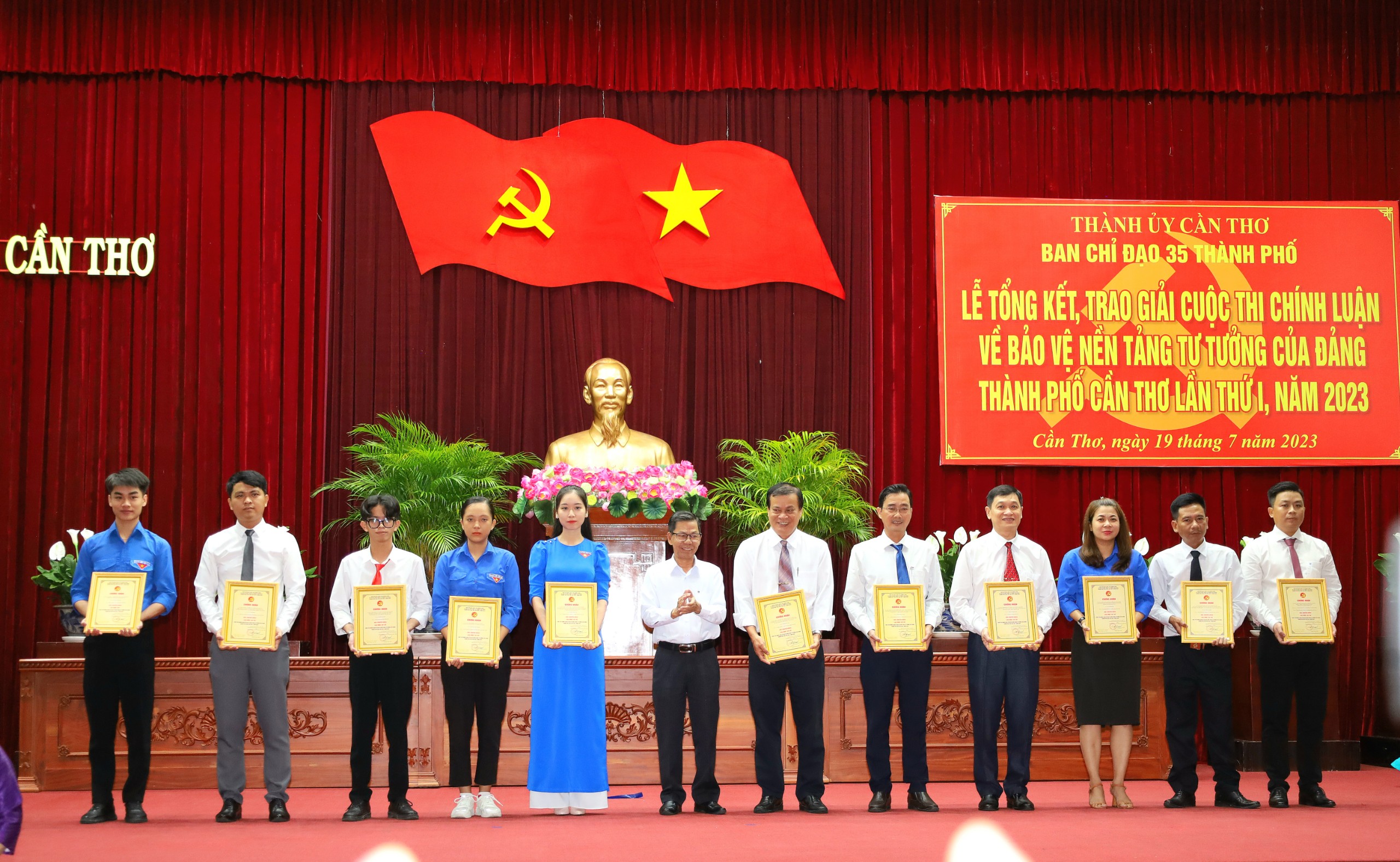Ông Trịnh Minh Thắng - UV BTV Thành ủy, Chủ nhiệm Ủy ban Kiểm tra Thành ủy Cần Thơ trao giải cho các tác giả đạt giải khuyến khích tại cuộc thi.