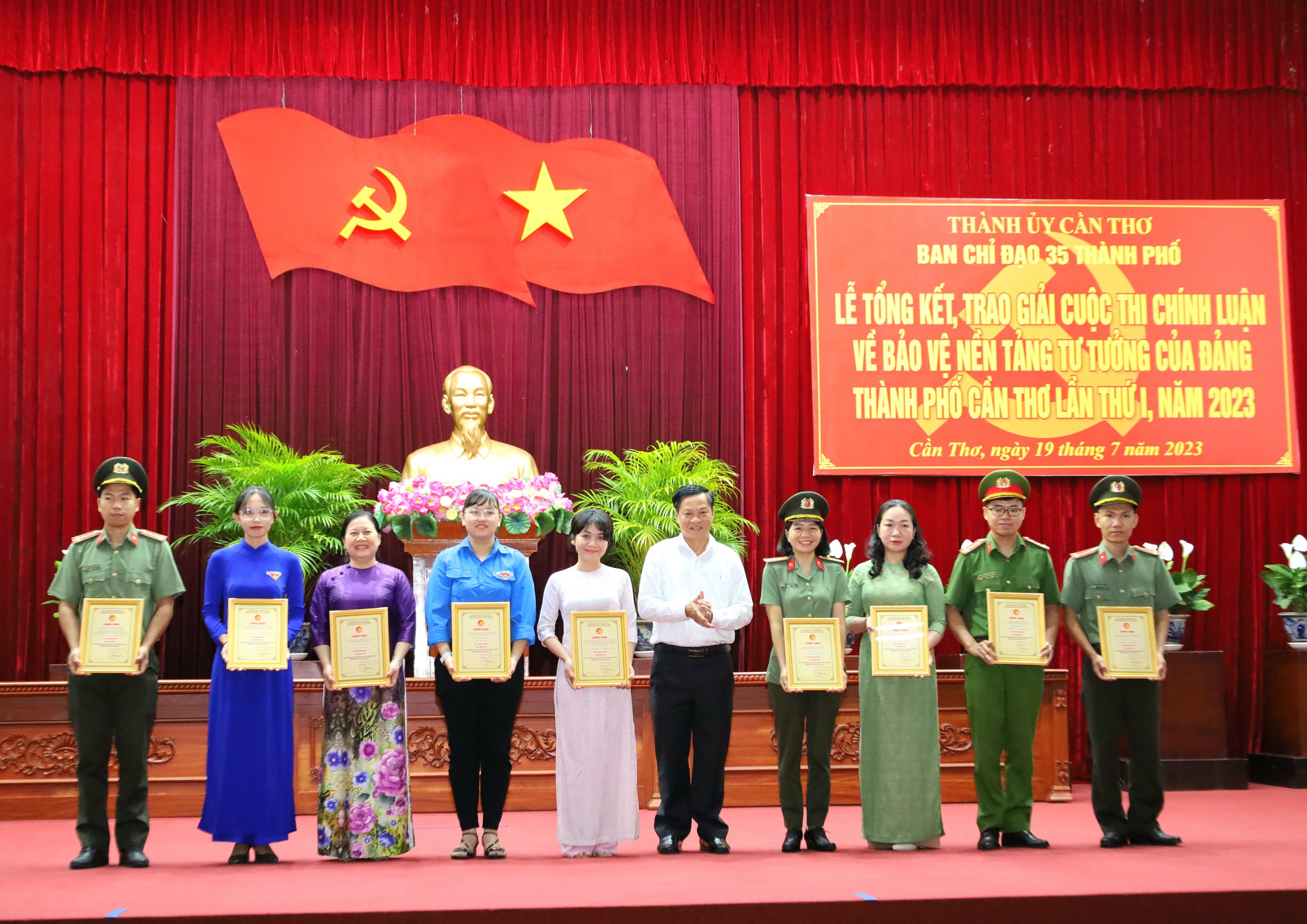 Ông Nguyễn Tòng Nhiệm - UV BTV Thành ủy, Trưởng Ban Nội chính Thành ủy Cần Thơ trao giải cho các tác giả đạt giải khuyến khích tại cuộc thi.