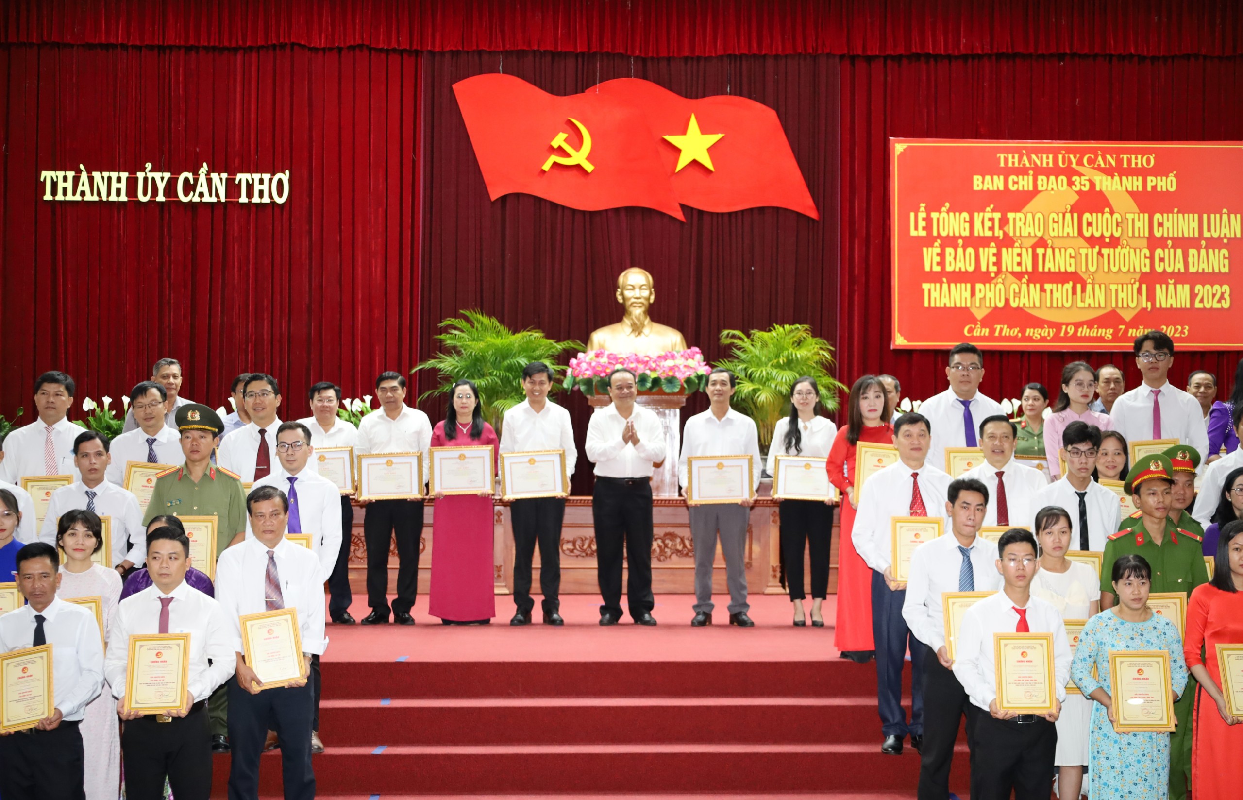 Ông Nguyễn Ngọc Tâm – UV BTV Thành ủy, Trưởng ban Tuyên giáo Thành ủy Cần Thơ - Phó trưởng Ban Thường trực Ban Chỉ đạo Cuộc thi trao tặng giấy khen cho các đơn vị.