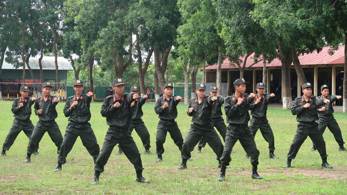 Các chiến sĩ thuộc Trung đoàn Cảnh sát Cơ động Tây Nam Bộ biểu diễn những bài quyền đẹp mắt chào đón các em thiếu nhi.