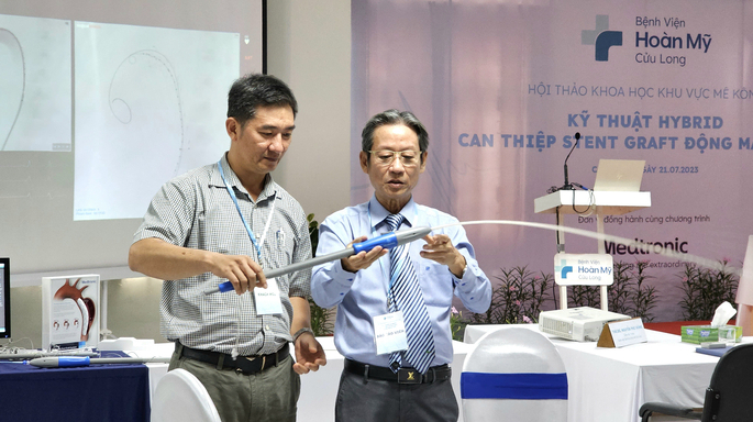 Thực hành trên máy mô phỏng giả lập kỹ thuật Stent Graft trên mô hình động mạch chủ.