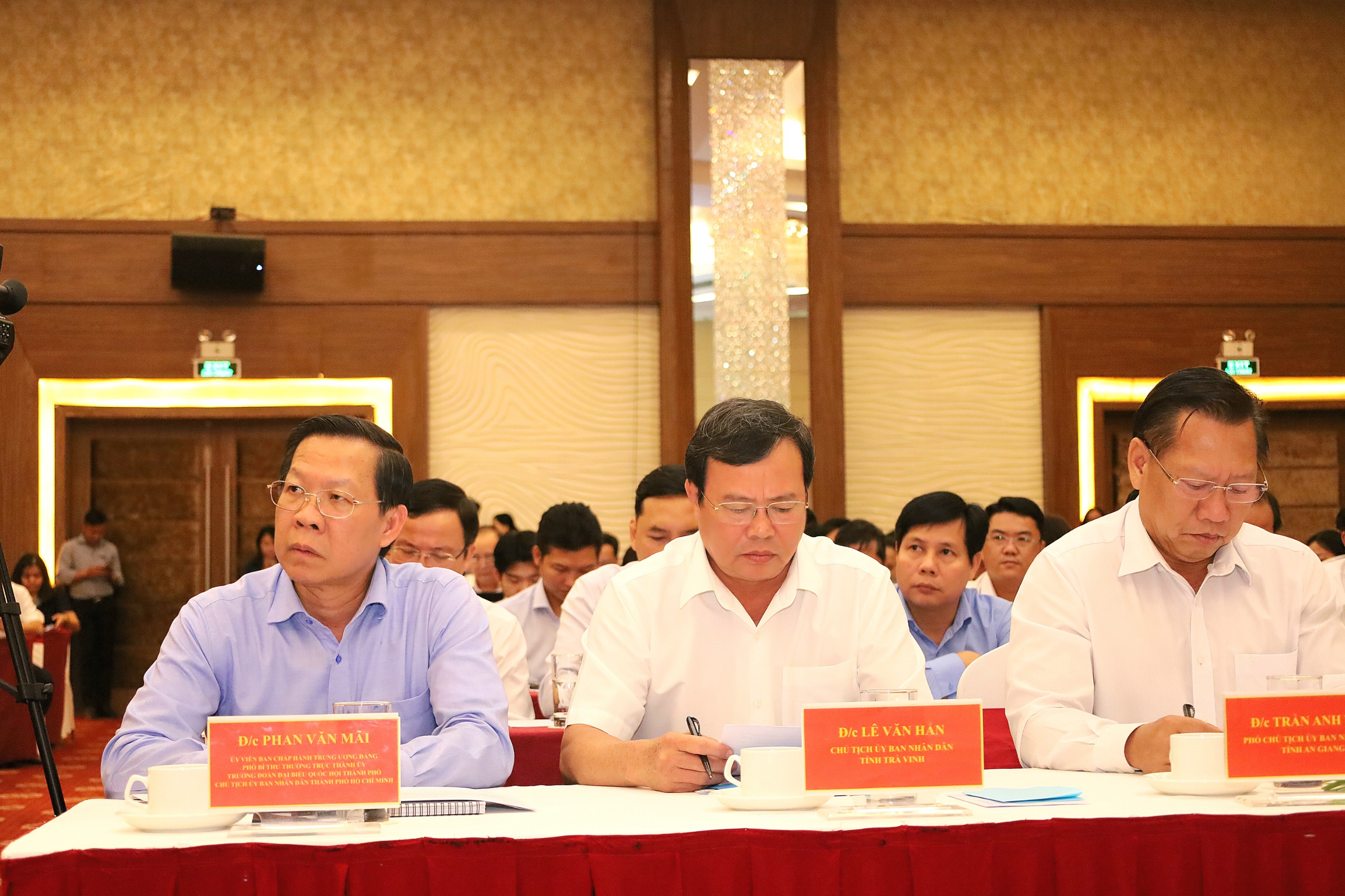 Ông Phan Văn Mãi – UV BCH Trung ương Đảng, Phó Bí thư Thường trực Thành ủy, Chủ tịch UBND TP. Hồ Chí Minh (bìa trái) và các đại biểu tham dự hội nghị.