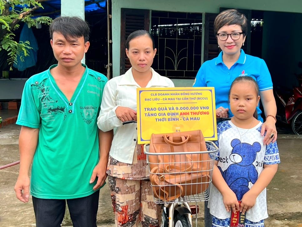 Bà Nguyễn Thị Hồng - Đại diện CLB doanh nhân đồng hương Bạc Liêu, Cà Mau tại TP Cần Thơ trao quà cho gia đình anh Trần Minh Thương.