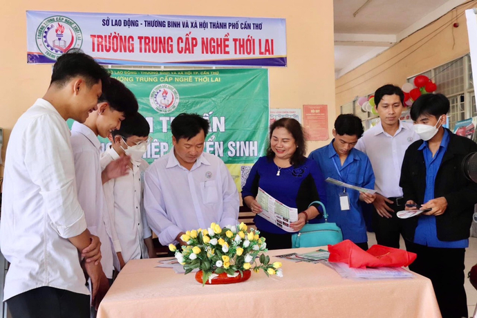 Tiến sĩ Trần Thị Xuân Mai- Ủy viên UBND, Giám đốc Sở LĐTBXH thành phố Cần Thơ làm việc với Trường Trung cấp nghề Thới Lai.