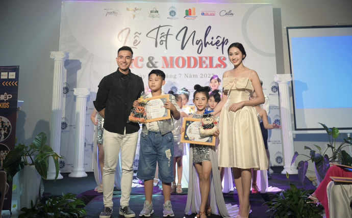 Chân dung ban giám khảo quyền lực và giàu kinh nghiệm tại buổi lễ tốt nghiệp MC và Model kids của Công ty TNHH TM Truyền thông Giải trí Ngọc Trai Đen (Black Pearl Entertainment).