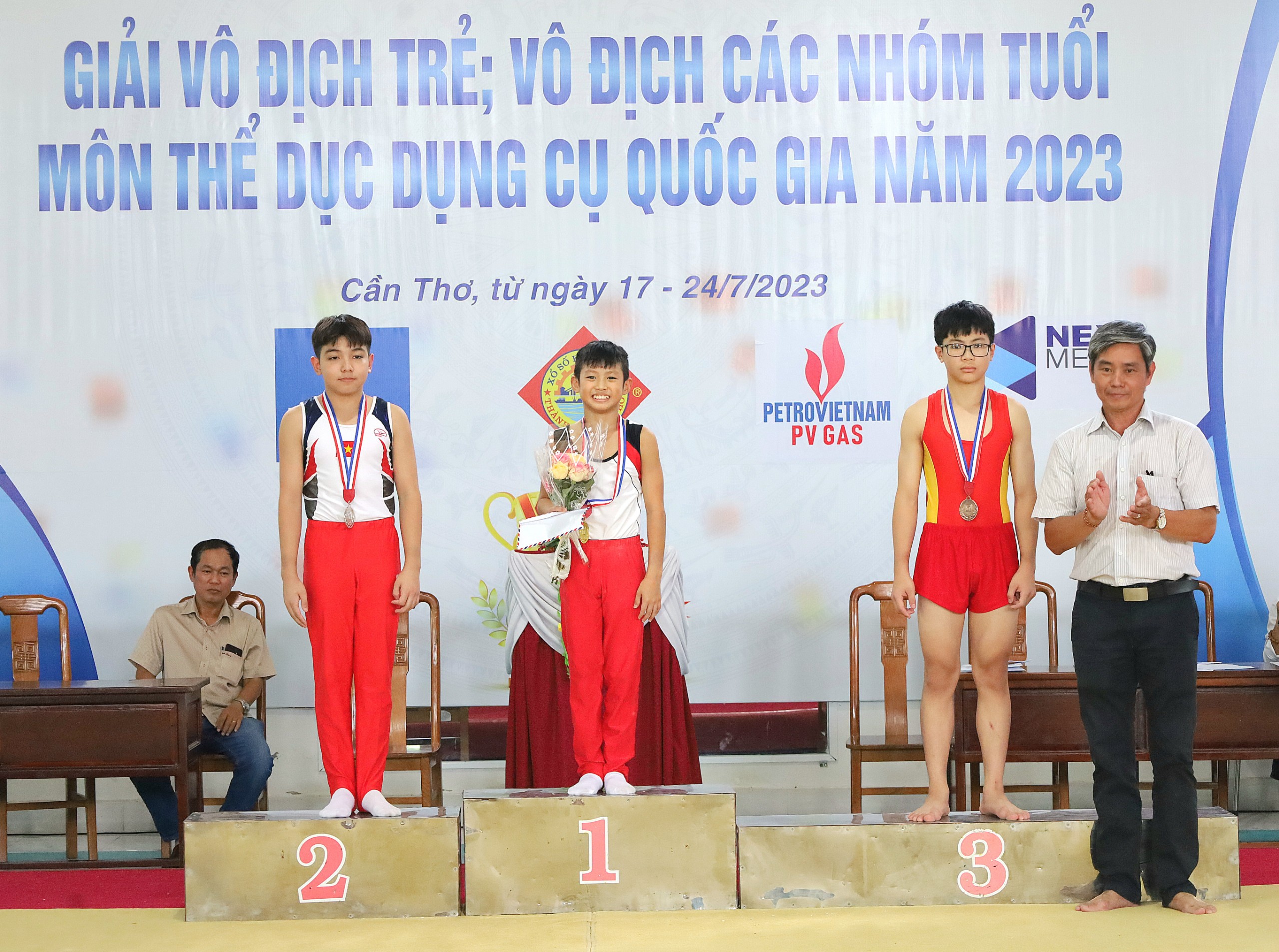 Ông Bùi Trung Thiện - Trưởng Bộ môn TDDC Cục Thể dục thể thao trao huy chương cho các vận động viên đạt thành tích.