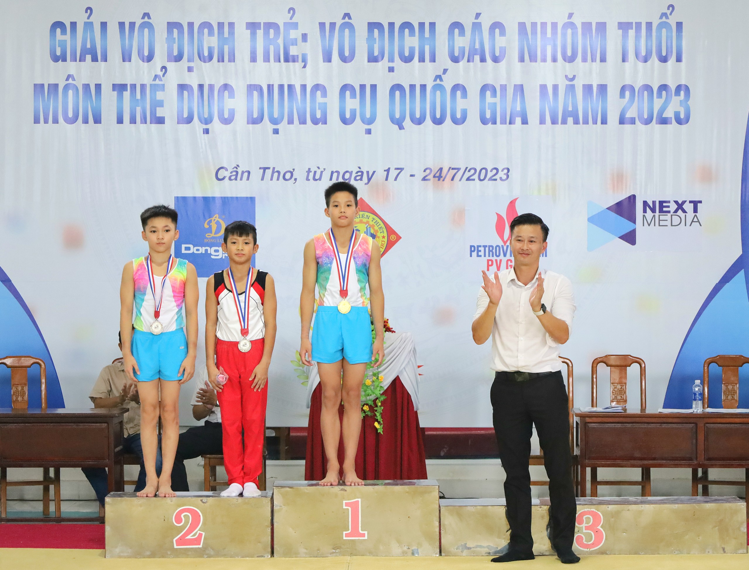 Ông Trương Minh Sang - HLV trưởng đội TDDC trao huy chương cho các vận động viên đạt thành tích.