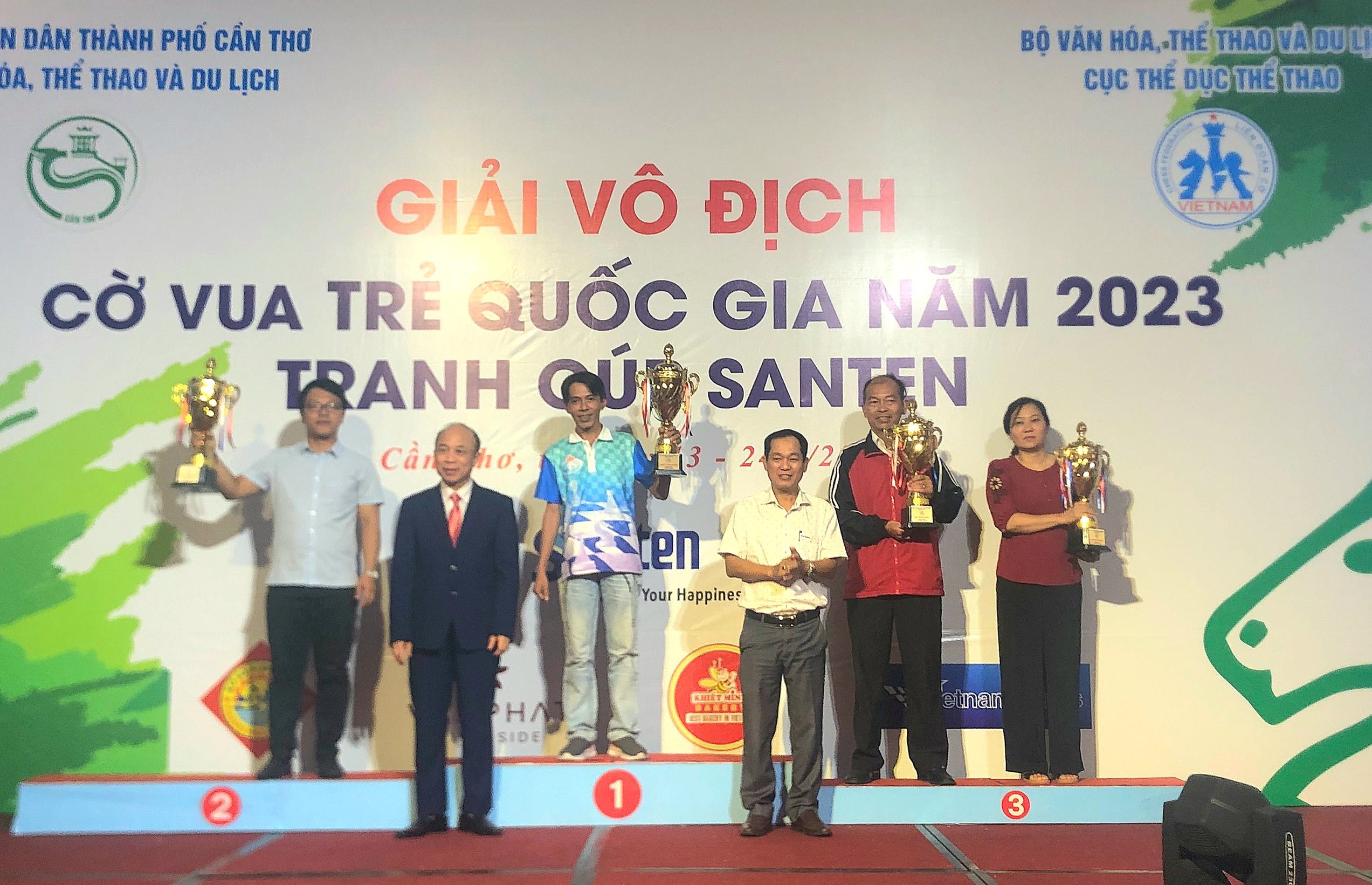 Ông Trương Công Quốc Việt - Phó Giám đốc Sở Văn hóa, Thể thao và Du lịch TP. Cần Thơ (thứ ba từ phải qua) và đại diện Liên đoàn Cờ Việt Nam trao cúp cho các đơn vị đạt giải toàn đoàn nội dung trẻ.