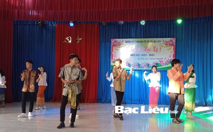 Học sinh Trường phổ thông Dân tộc nội trú tỉnh Bạc Liêu biểu diễn điệu múa truyền thống. Ảnh: H.T