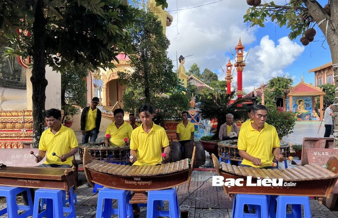 Đội nhạc ngũ âm chùa Xiêm Cán (xã Vĩnh Trạch Đông, TP. Bạc Liêu) tập luyện tiết mục mới để phục vụ lễ hội.