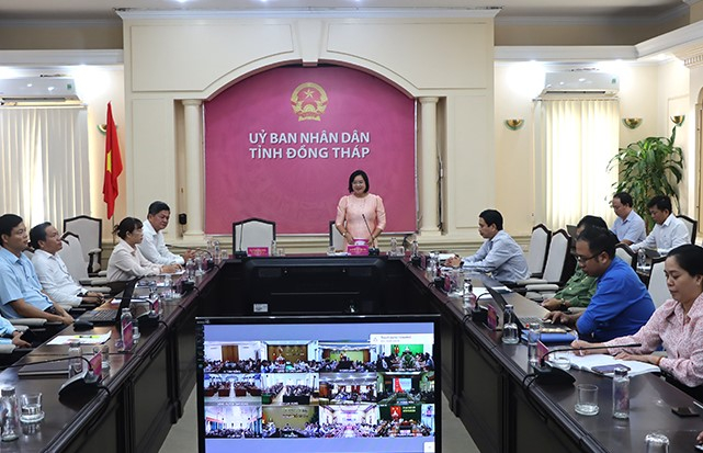 Bà Huỳnh Thị Hoài Thu - Giám đốc Sở Văn hóa, Thể thao và Du lịch phát biểu tại hội nghị